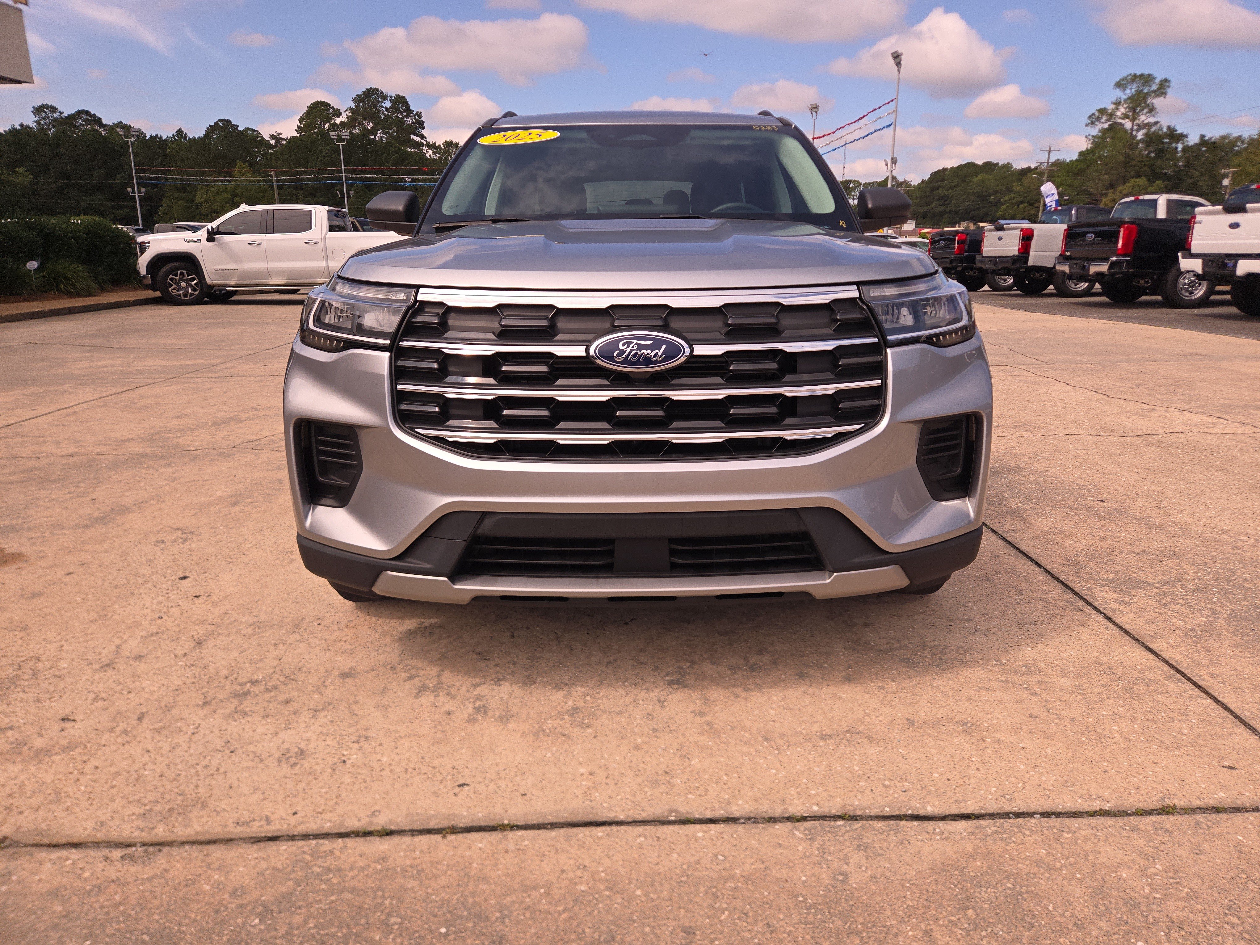 Used 2025 Ford Explorer Active RWD image 3