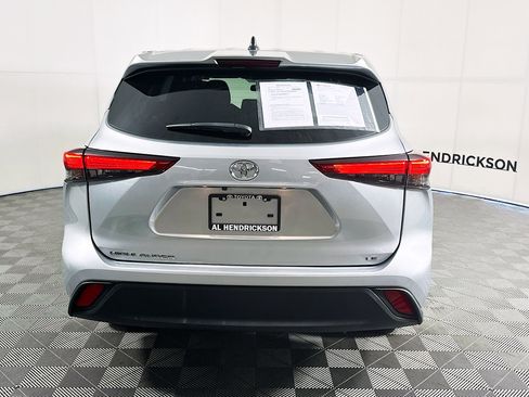 Used 2023 Toyota Highlander LE image 4