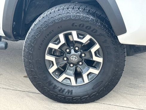 Used 2020 Toyota Tacoma TRD Off-Road w/ Technology Package AWD/4WD image 2