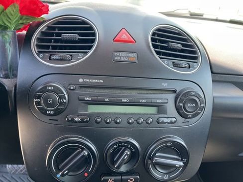 Used 2009 Volkswagen Beetle Coupe FWD image 10