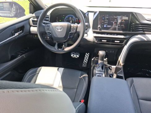 Used 2025 Toyota Camry SE FWD image 9