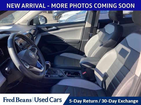 Certified 2022 Volkswagen Taos SEL w/ Panoramic Sunroof Package image 9