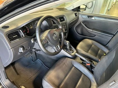 Used 2011 Volkswagen Jetta SE FWD image 2
