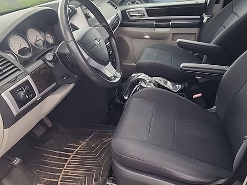 Used 2010 Dodge Grand Caravan SXT FWD image 2