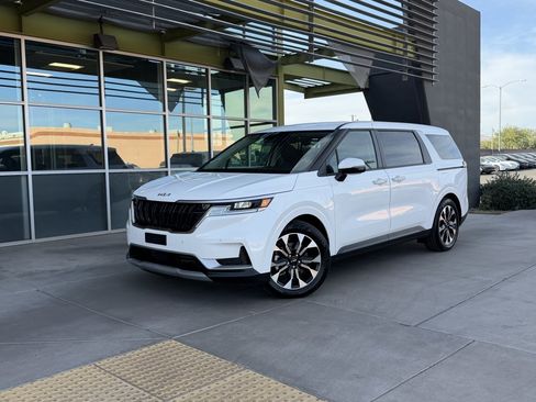 Used 2024 Kia Carnival EX image 1