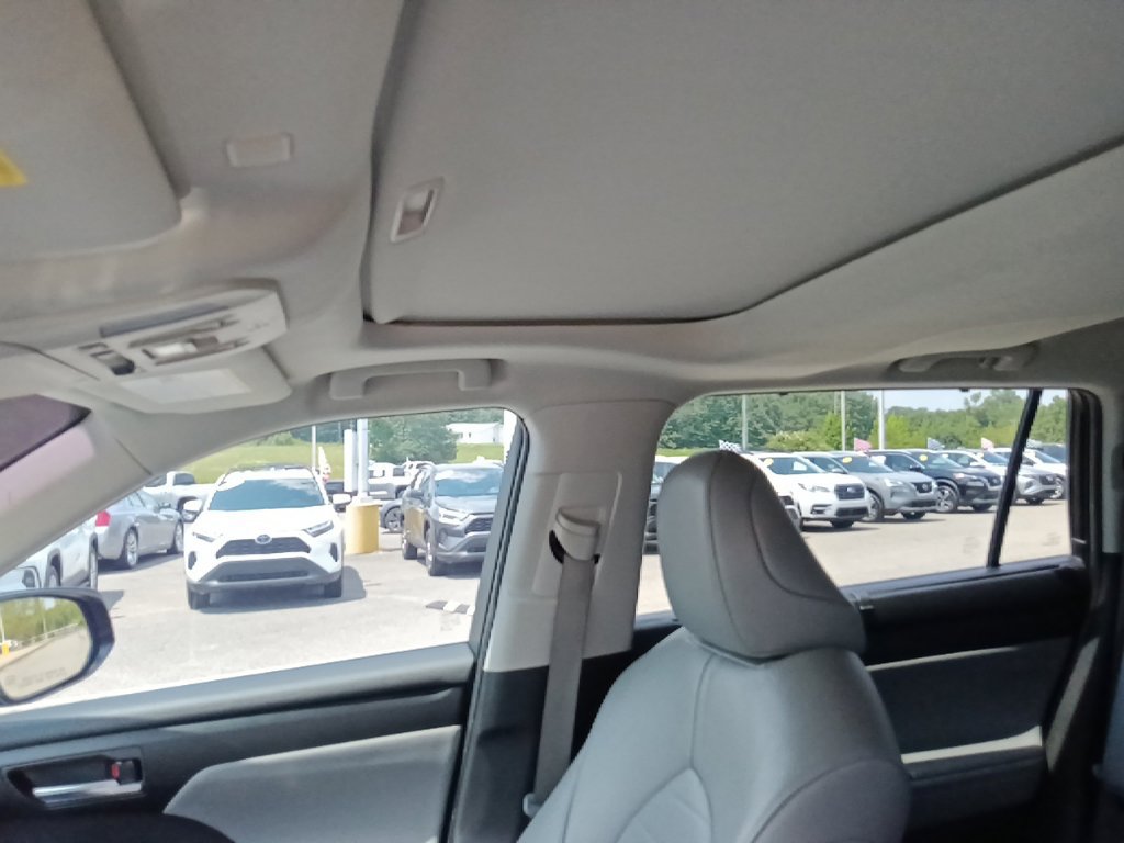 Used 2022 Toyota Highlander XLE AWD/4WD image 14