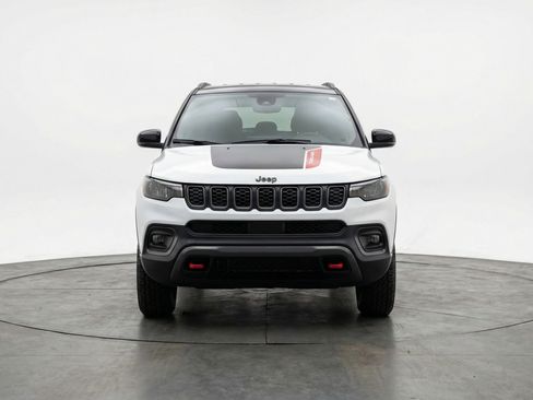 Used 2025 Jeep Compass Trailhawk image 2