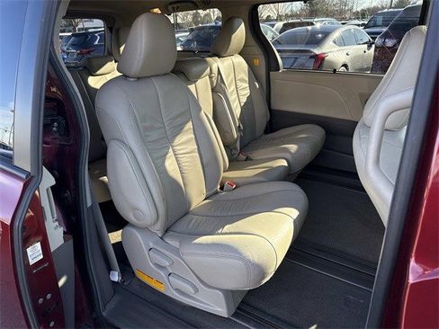 Used 2012 Toyota Sienna image 11