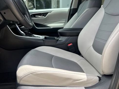 Used 2020 Toyota RAV4 XLE Premium FWD image 9