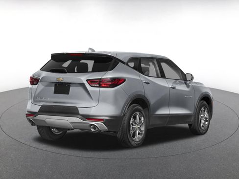 Used 2025 Chevrolet Blazer LT FWD image 2