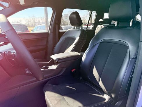 Used 2024 Jeep Grand Cherokee L Laredo image 16