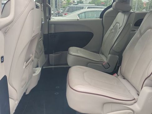 Used 2017 Chrysler Pacifica Limited w/ UConnect Theater Package FWD image 26