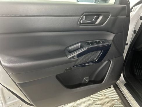 Used 2025 Nissan Pathfinder SV image 11