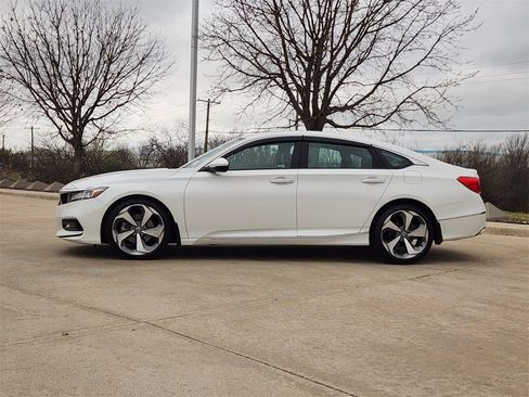 Certified 2018 Honda Accord Touring image 4