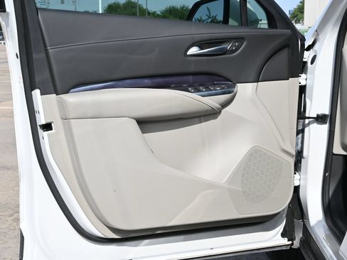 Used 2023 Cadillac XT4 Luxury w/ Cold Weather Package FWD image 18