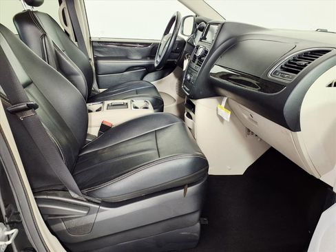 Used 2014 Chrysler Town & Country Touring image 5