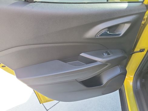 Used 2024 Chevrolet Trax RS w/ Sunroof Package FWD image 12