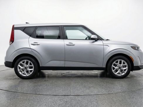 Used 2025 Kia Soul LX w/ LX Technology Package FWD image 11
