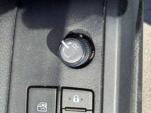 Used 2022 Toyota Tacoma SR w/ SR Convenience Package RWD image 15