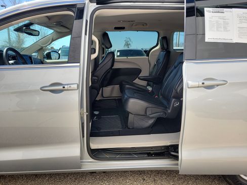 Used 2023 Chrysler Pacifica Touring-L image 14