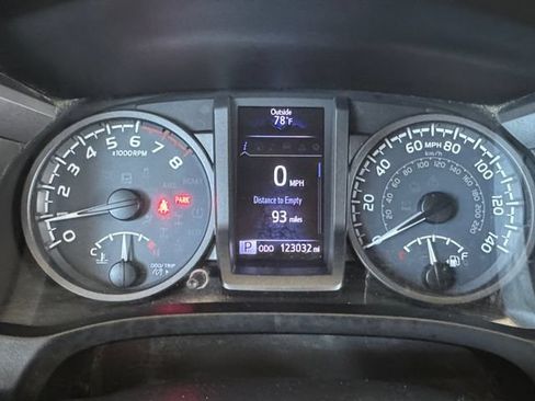 Used 2018 Toyota Tacoma TRD Off-Road w/ Technology Package AWD/4WD image 11