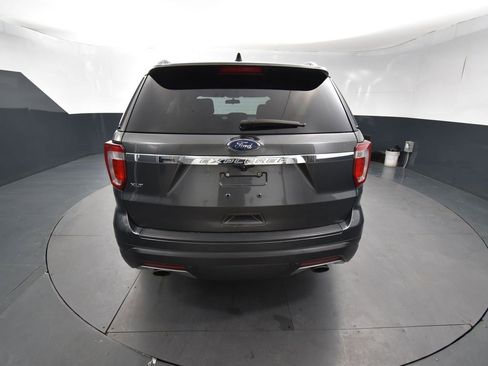 Used 2018 Ford Explorer XLT image 8
