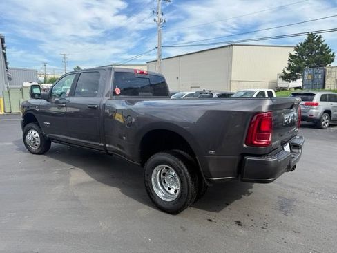 New 2026 RAM 3500 Laramie AWD/4WD image 9