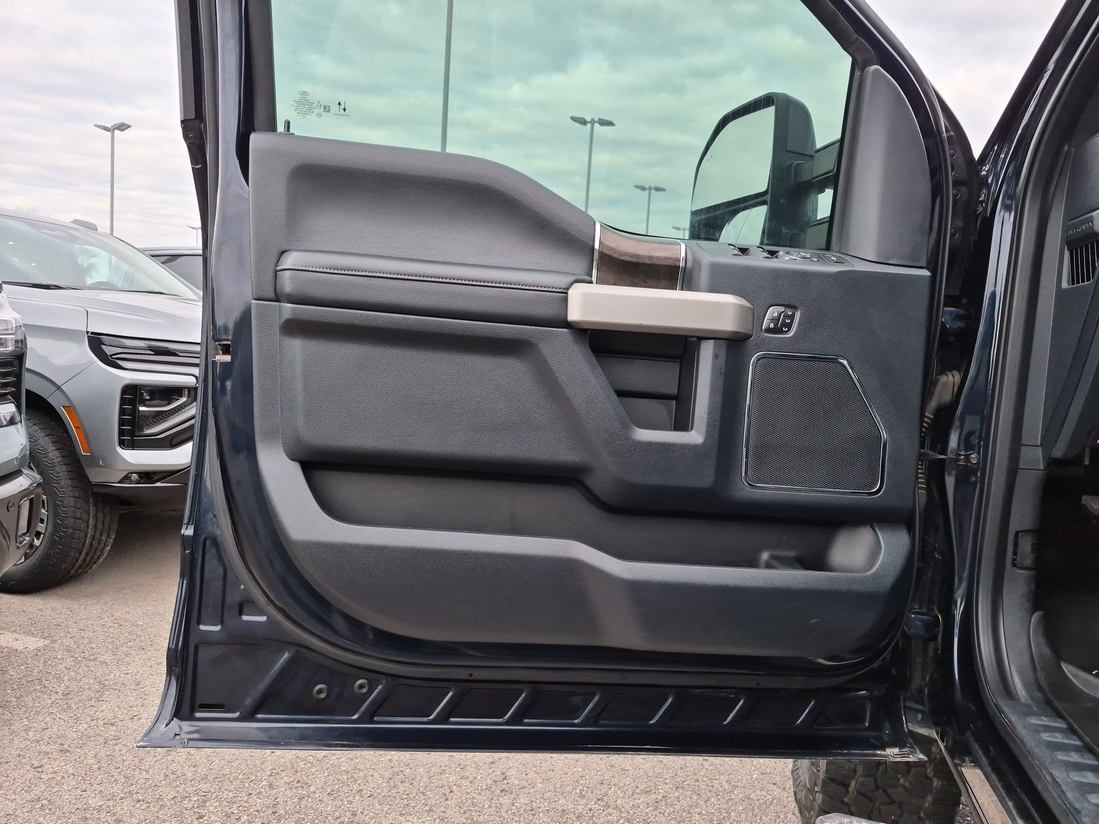 Used 2022 Ford F350 Lariat w/ Tremor Off-Road Package AWD/4WD image 12