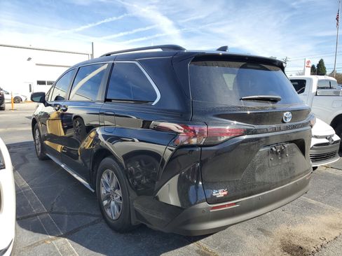 Used 2025 Toyota Sienna XLE image 4