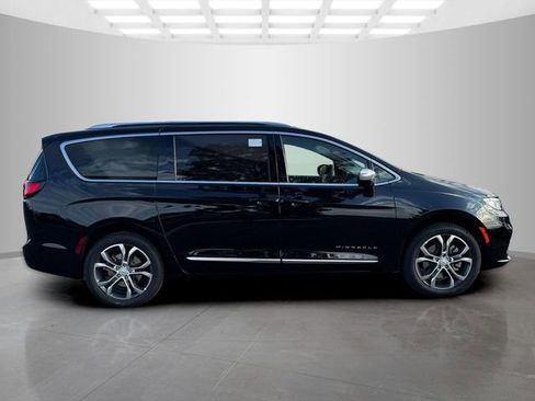 New 2026 Chrysler Pacifica Pinnacle w/ Trailer Tow Group AWD/4WD image 8
