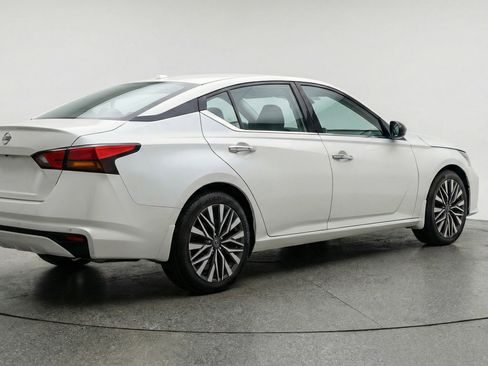Used 2025 Nissan Altima 2.5 SV FWD image 9