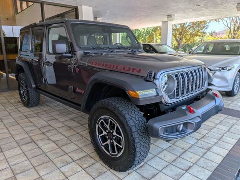 Used 2025 Jeep Wrangler Unlimited Rubicon w/ Convenience Group image 3