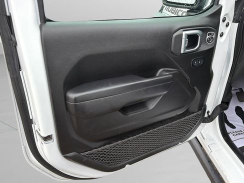 Used 2025 Jeep Wrangler Unlimited Rubicon AWD/4WD image 18