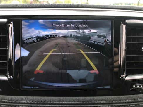 Used 2018 Chrysler Pacifica Limited w/ Tire & Wheel Group FWD image 33