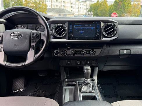 Used 2018 Toyota Tacoma TRD Sport AWD/4WD image 19