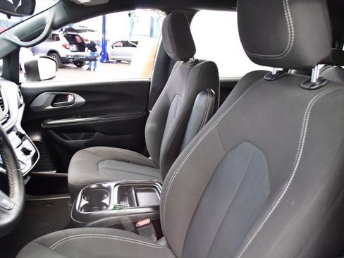 Used 2023 Chrysler Pacifica Touring FWD image 9