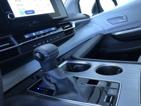 Used 2025 Toyota Sienna LE image 31