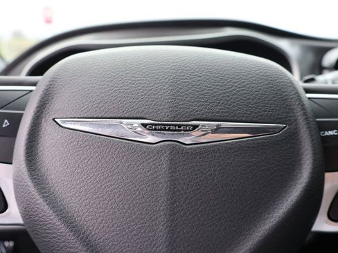 Used 2025 Chrysler Pacifica Select FWD image 26