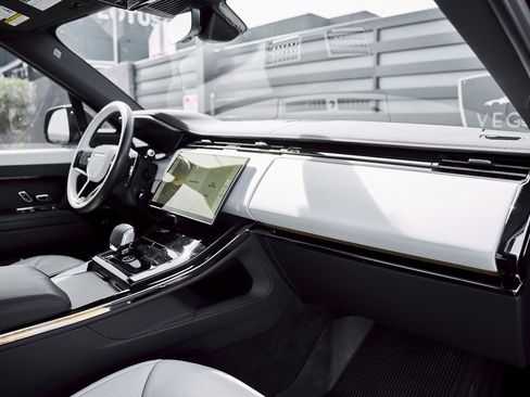 Used 2025 Land Rover Range Rover Sport Dynamic SE image 38