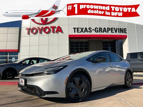 Used 2025 Toyota Prius LE image 1