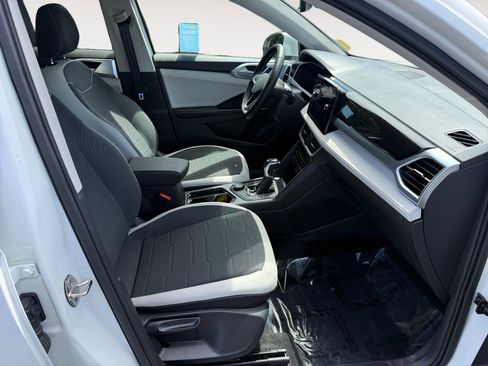 Used 2025 Volkswagen Taos SE w/ Panoramic Sunroof Package AWD/4WD image 19