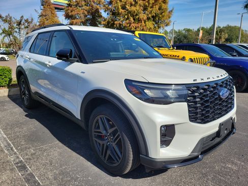 Used 2025 Ford Explorer ST-Line w/ Premium Package image 2