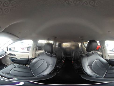 Used 2023 Chrysler Pacifica Touring-L image 45