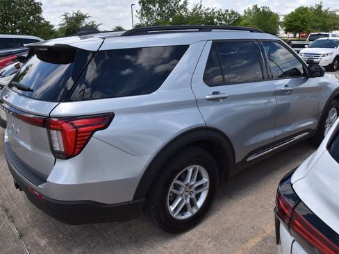 Certified 2025 Ford Explorer Active RWD image 6