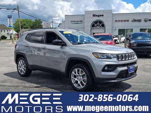 Used 2023 Jeep Compass Latitude AWD/4WD image 1