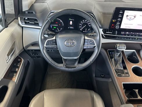 Certified 2021 Toyota Sienna XLE FWD image 13