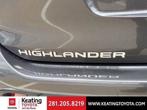 Used 2025 Toyota Highlander LE FWD image 9