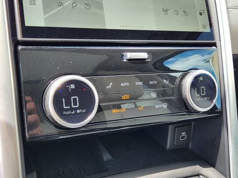 Used 2025 Land Rover Discovery S image 18