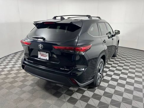 Used 2022 Toyota Highlander XLE AWD/4WD image 7