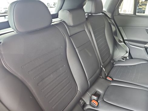 Used 2024 Mercedes-Benz GLC 300 4MATIC image 12